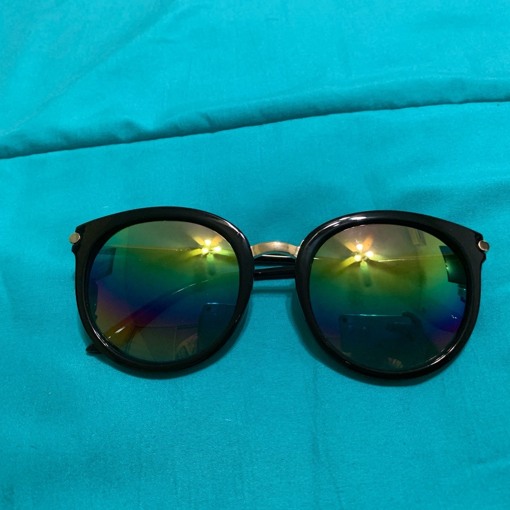 Gradient Sunglasses w/ case